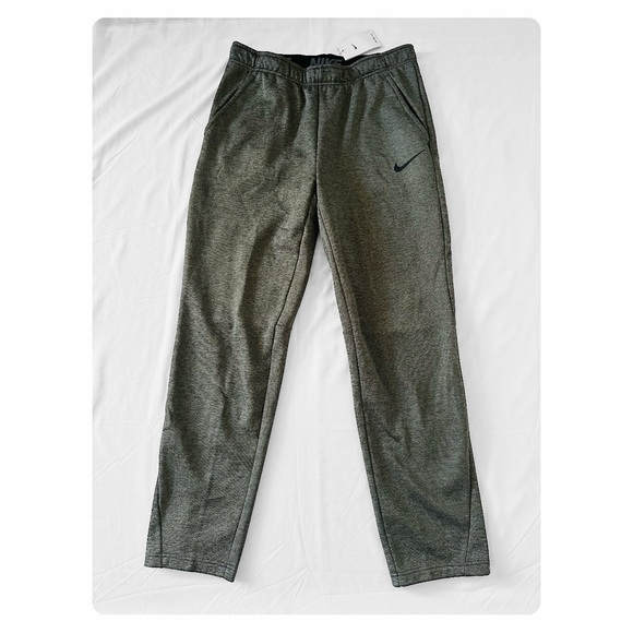 β
NWT Nike Therma Standard Fit Sweatpants - Gray β
- Picture 4 of 16